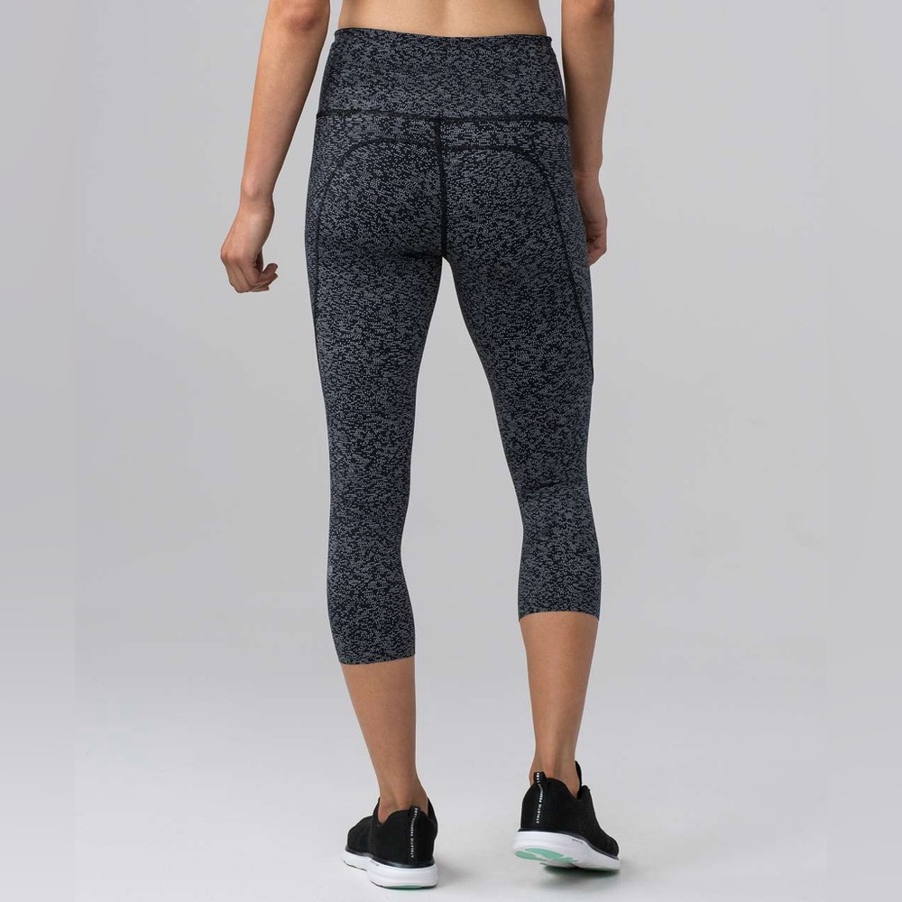 Lululemon Fast & Free Crop II (Nulux 19"")
Soundwave Alpine White Black
